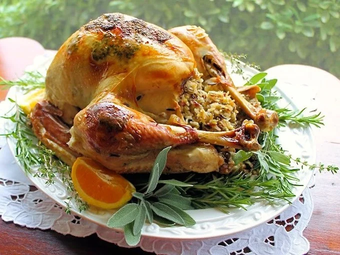 Peru Recheado no Forno com Ervas Aromáticas