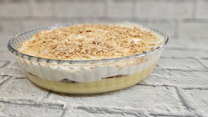 Doce da Casa tradicional com camadas de bolacha, creme e chantilly, decorado com bolacha Maria picada