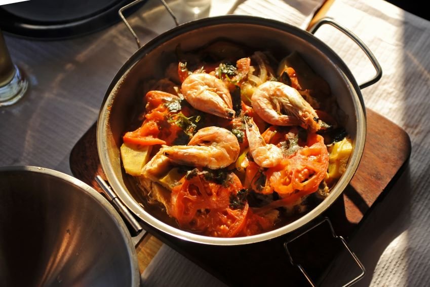 Cataplana de peixe com frutos do mar frescos