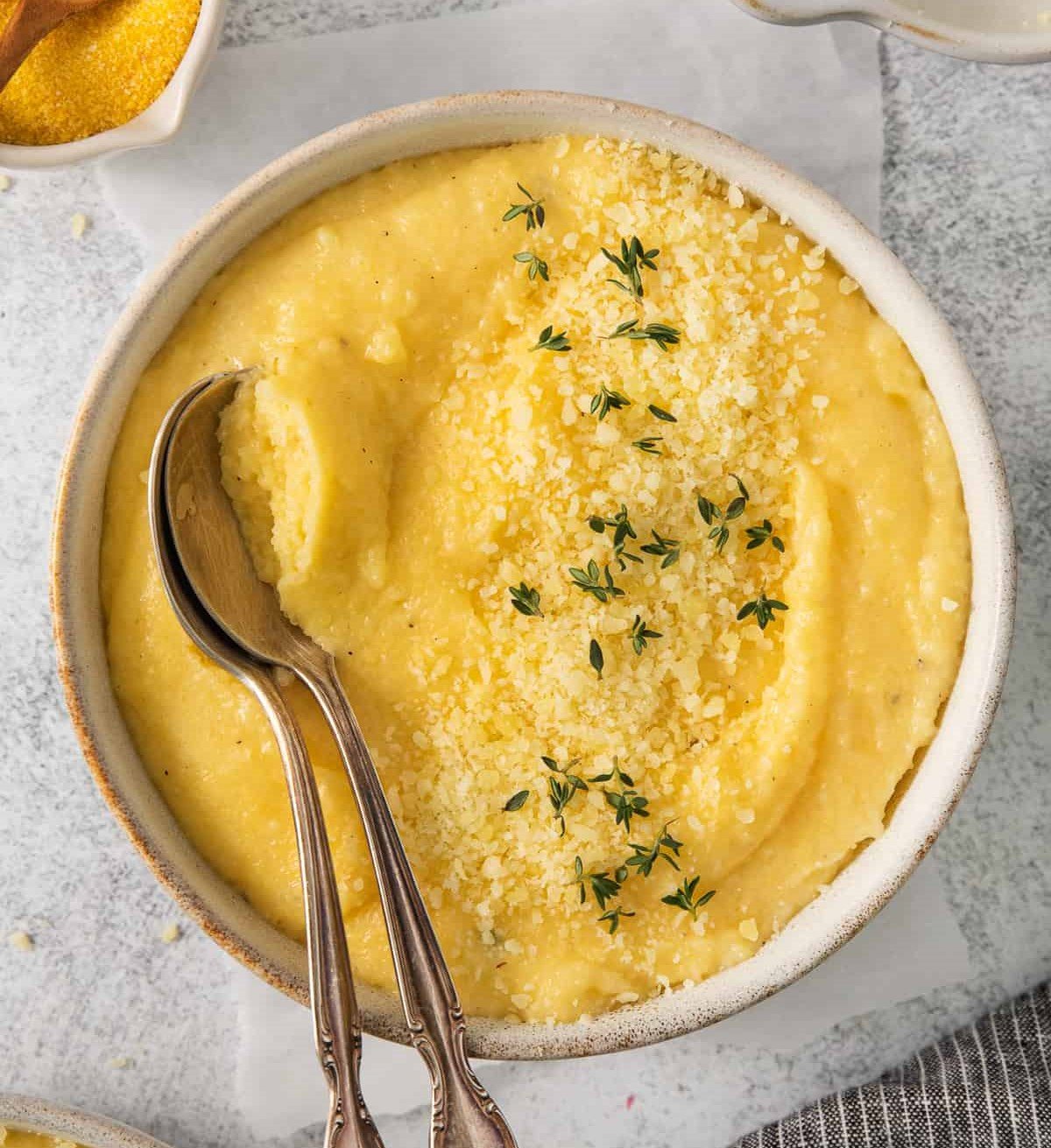 Polenta Portuguesa cremosa servida num prato