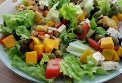 Receita de Salada Tropical com Manga e Molho Cítrico
