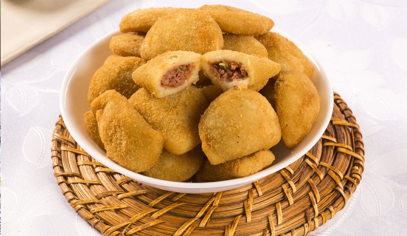 Rissóis de Carne à Portuguesa dourados e crocantes, servidos num prato