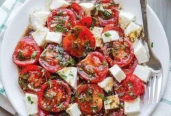 Salada Caprese com Manjericão e Redução Balsâmica