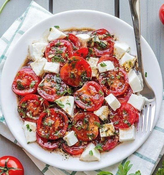 Salada Caprese com Manjericão e Redução Balsâmica