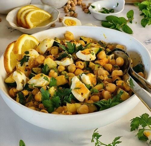 Salada Proteica com Ovo, Grão-de-bico e Legumes