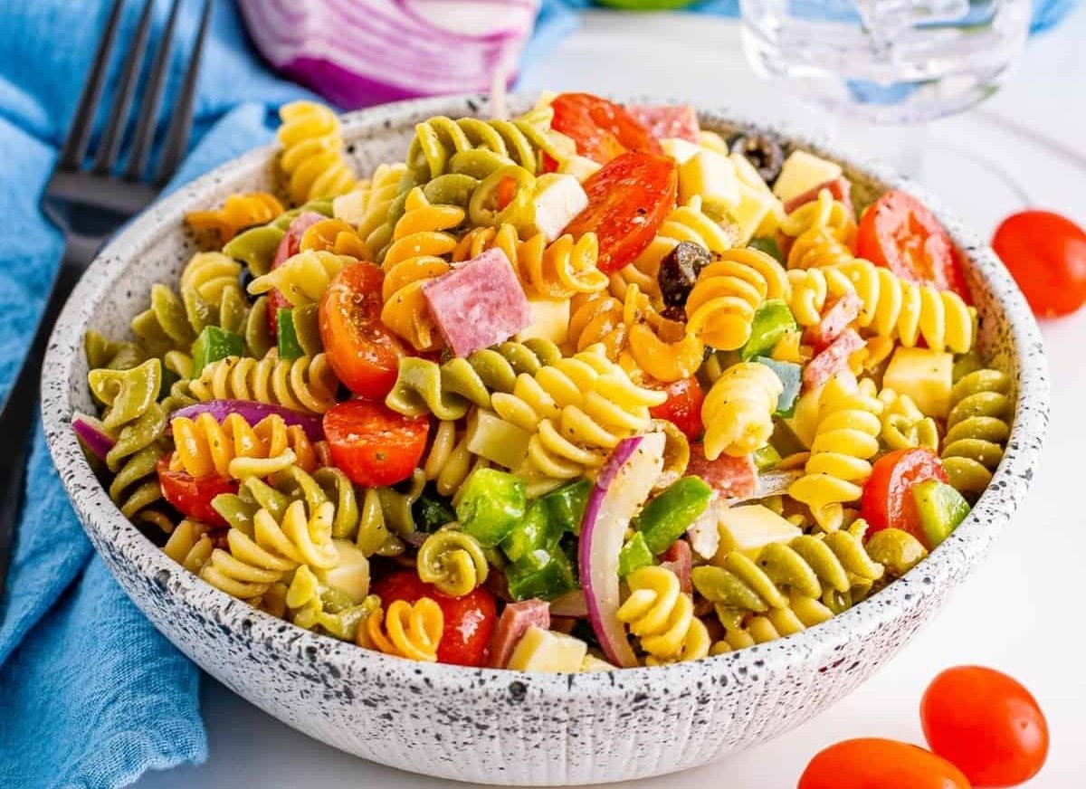Salada de Macarrão Colorida para Almoços Rápidos