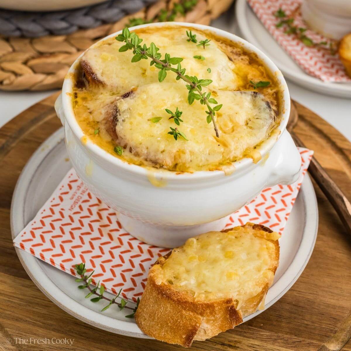 Sopa de Cebola Gratinada ao Estilo Caseiro - Receita Tradicional e Cremosa