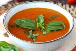 Sopa de Tomate Cremosa com Manjericão fácil