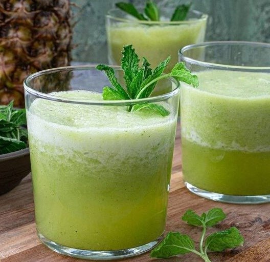 Suco Natural de Abacaxi com Hortelã