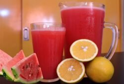 Suco detox com melancia, laranja e cenoura