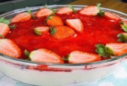 creme de ninho com morango na travessa