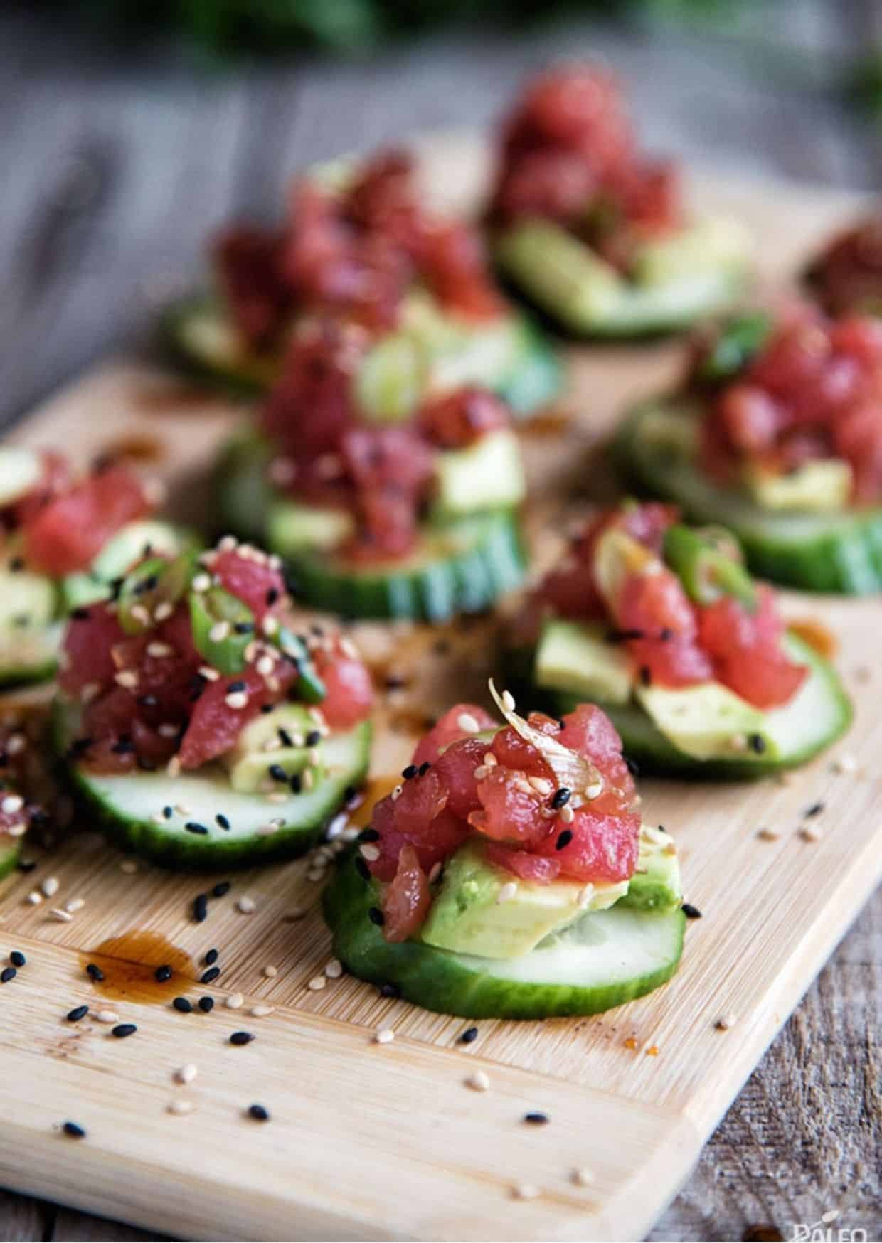 Pepino mais cru de atum servido fresco e temperado