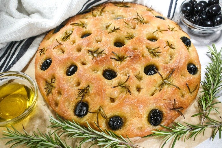Focaccia Caseira com Alecrim e Azeitonas