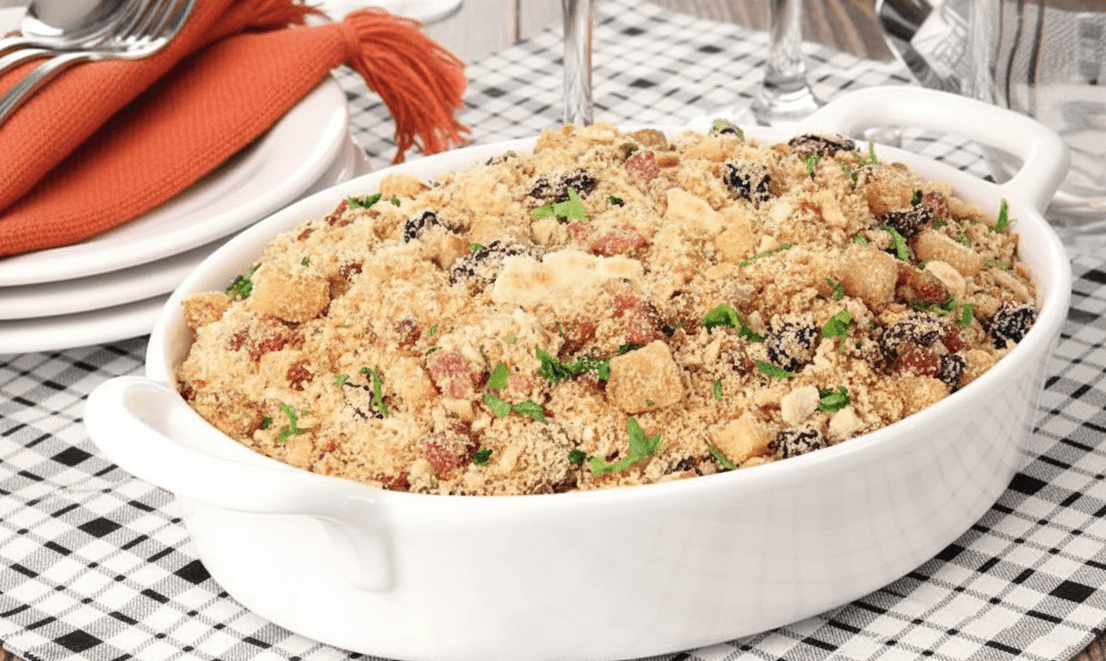 Farofa dourada e crocante com pedaços de bacon e cheiro-verde