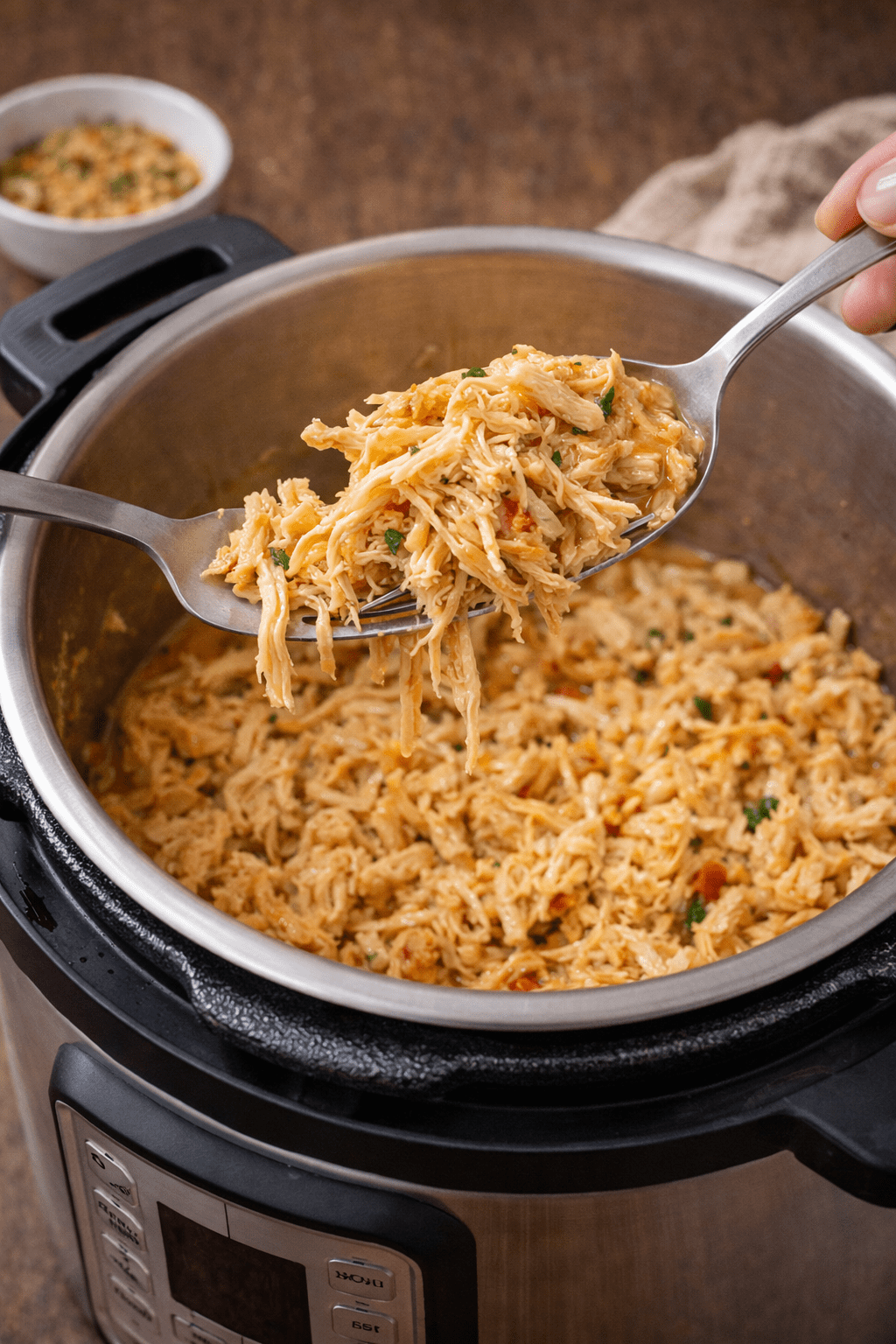 Frango desfiado suculento dentro de uma panela de pressão