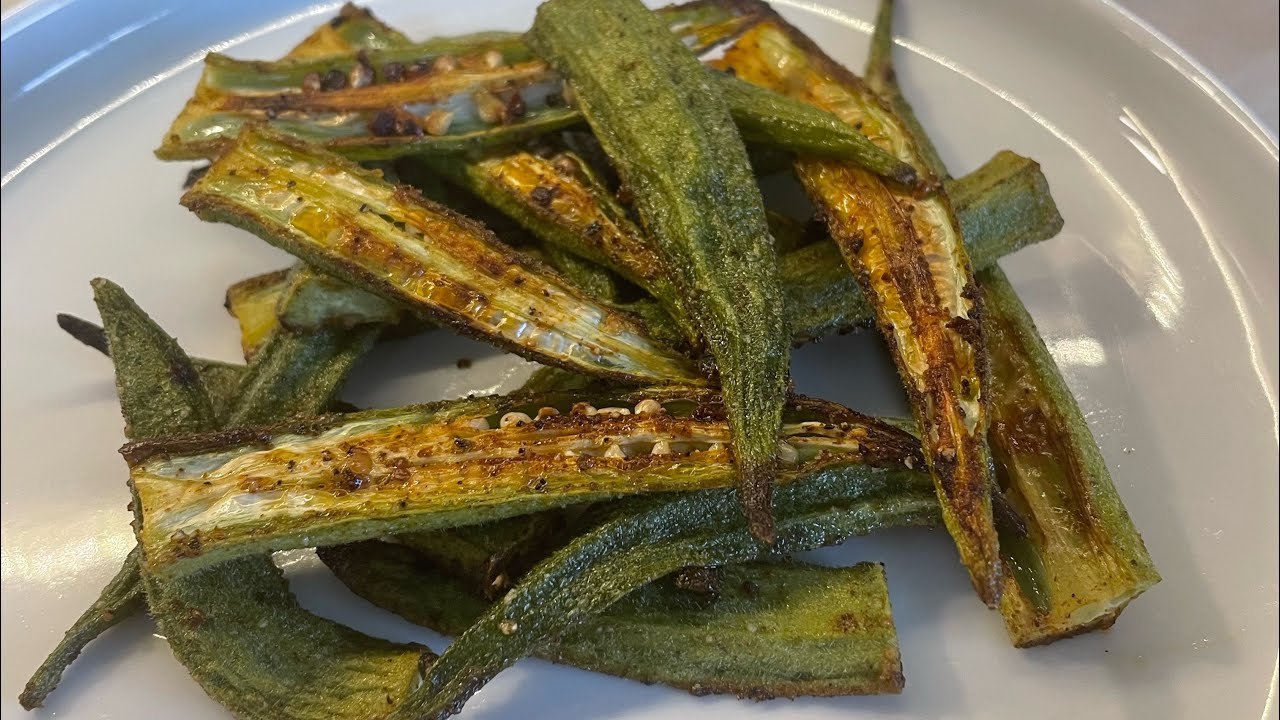 Chips de quiabo dourados e crocantes servidos como snack saudável
