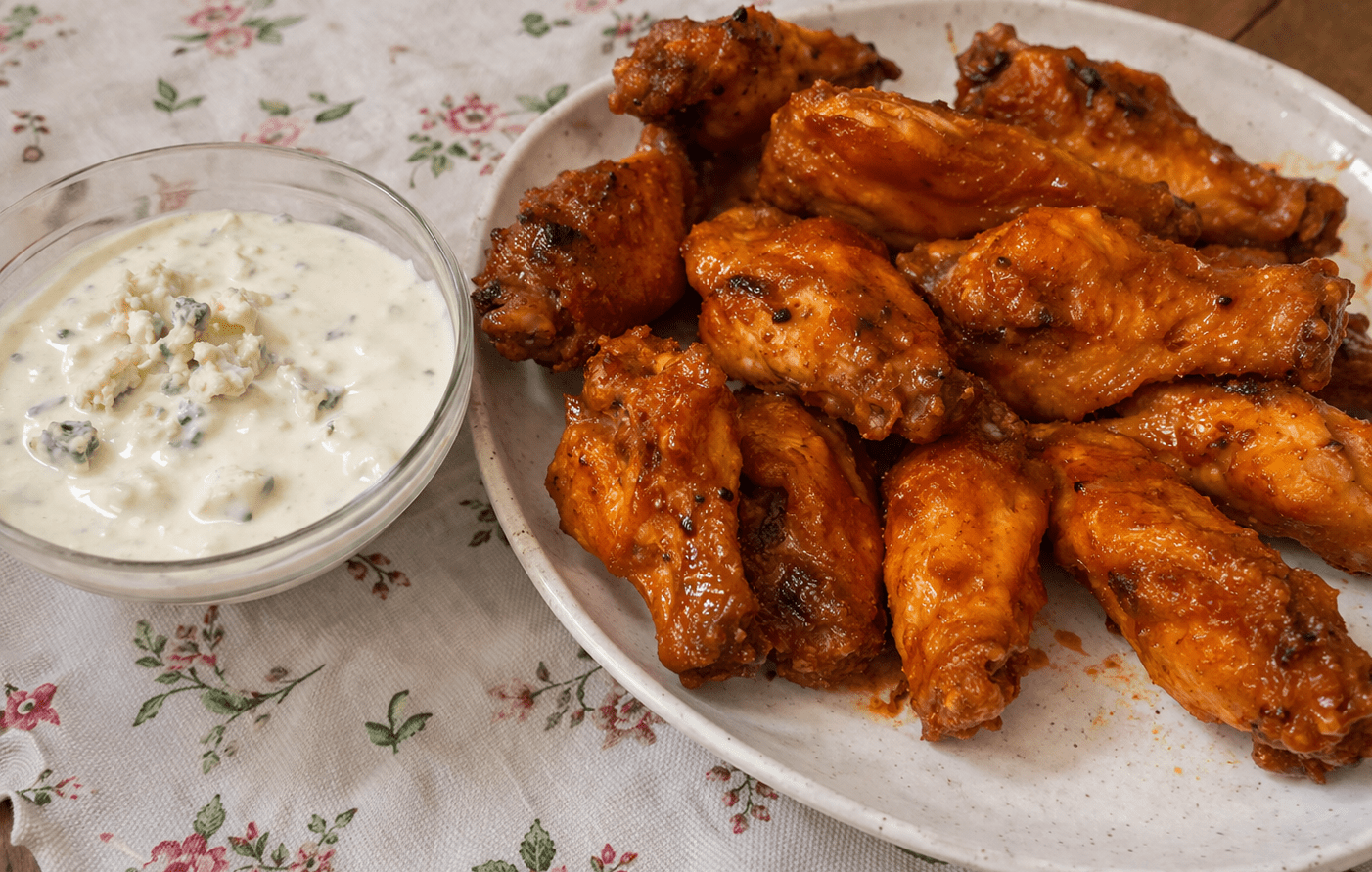 Asinhas de frango picantes Buffalo Wings servidas com molho de queijo azul e salsão