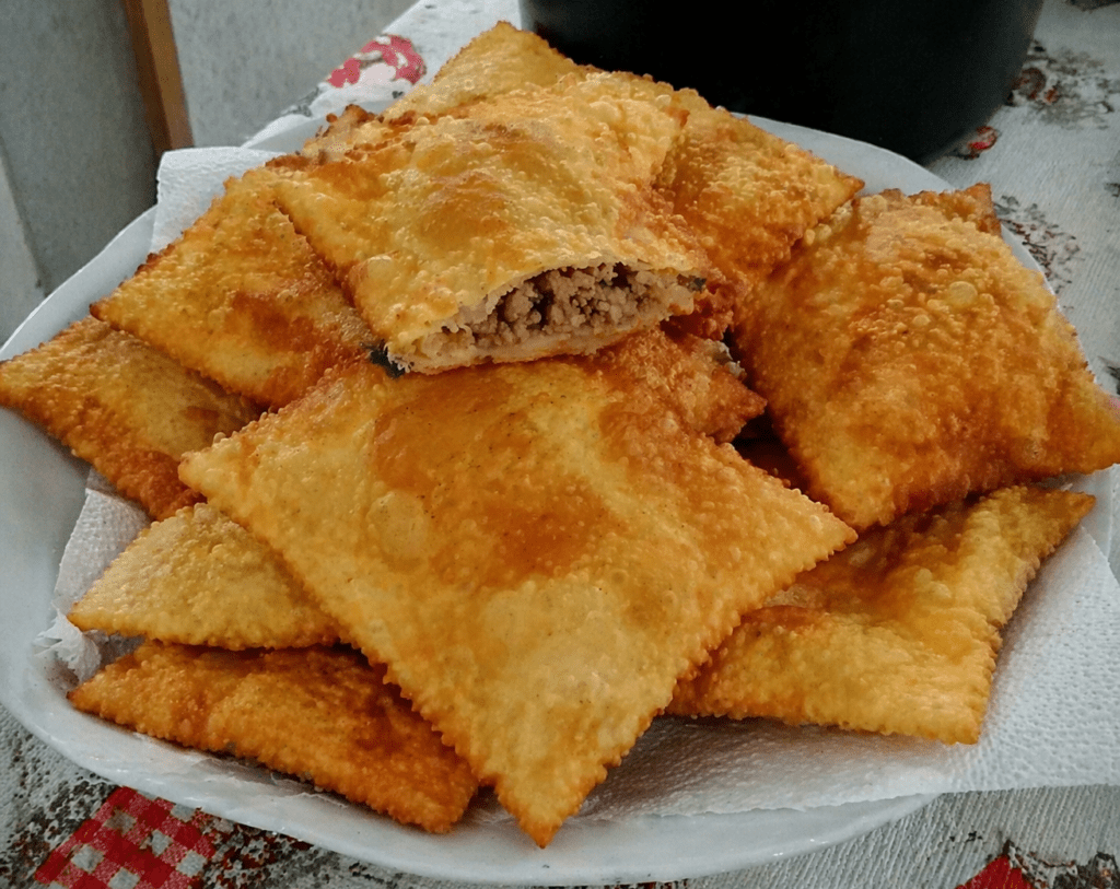 O Segredo do Pastel de Feira:Massa com Cachaça Não Encharca!