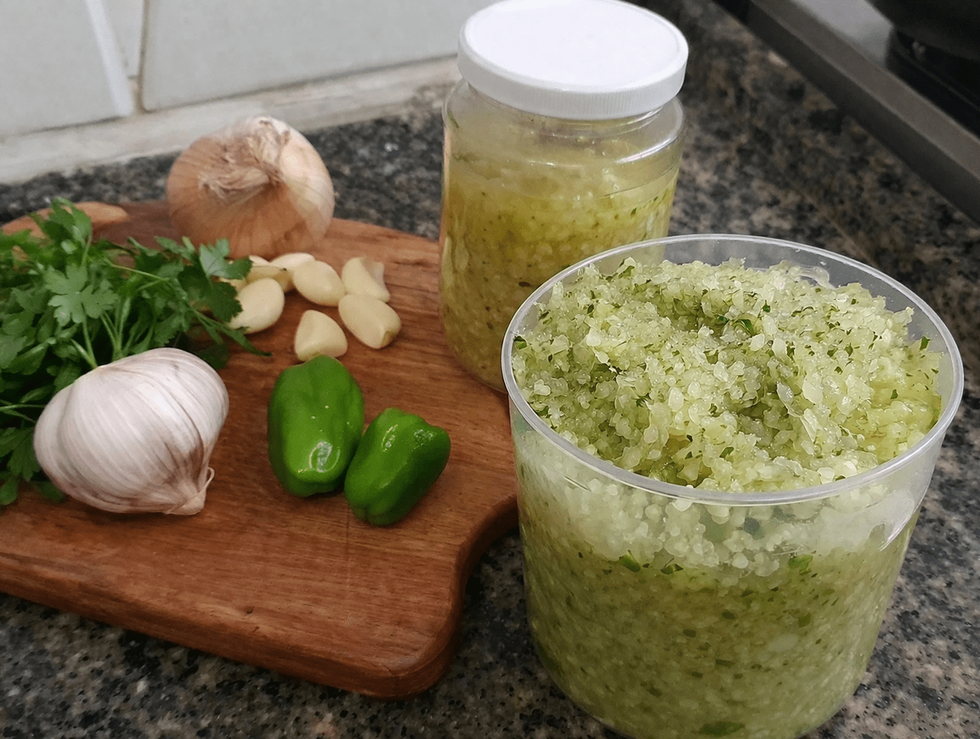 Pote de vidro com tempero caseiro verde de alho, cebola e ervas frescas