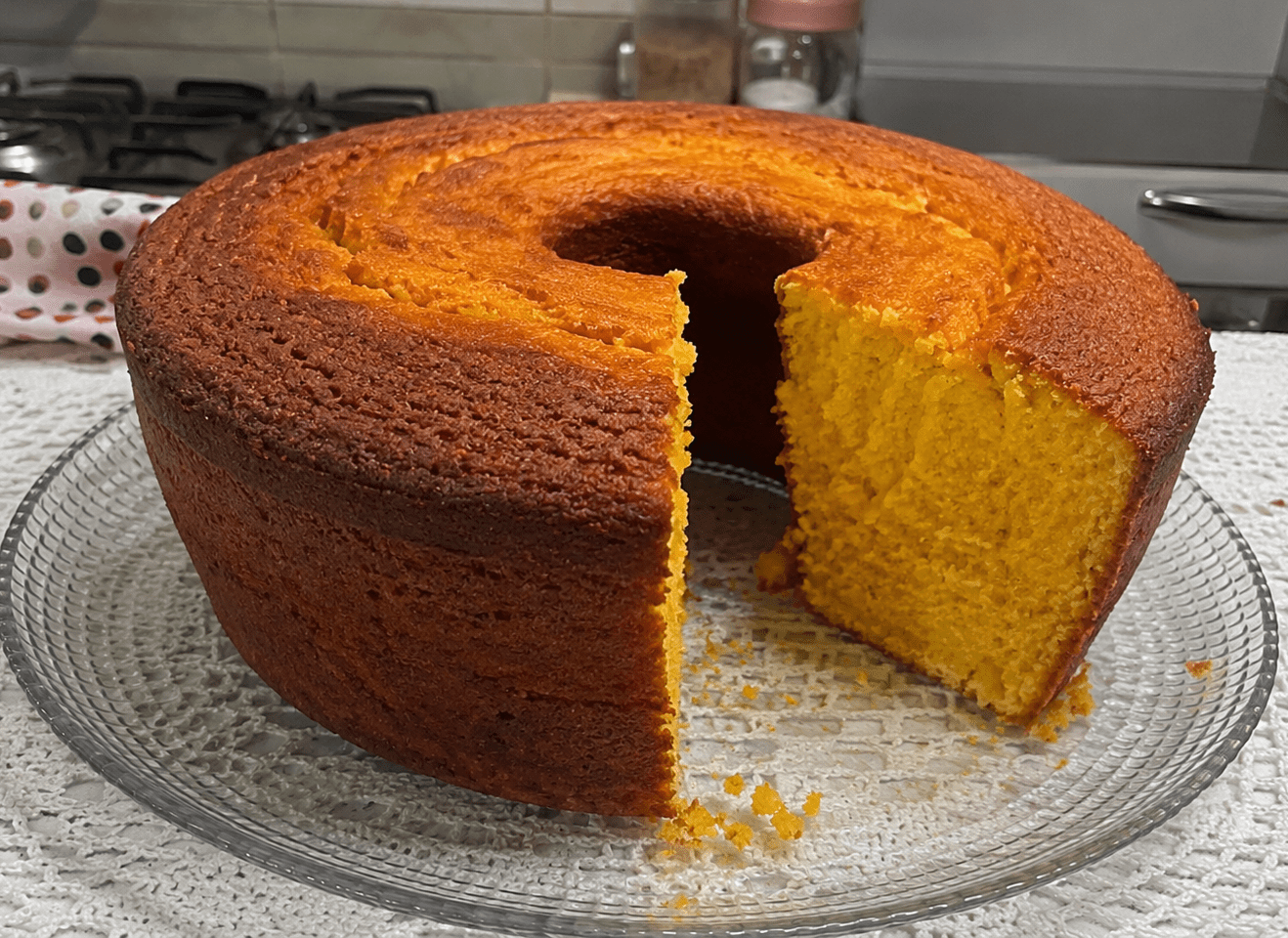 Fatia de bolo de cenoura super fofinho com cobertura de chocolate brilhante