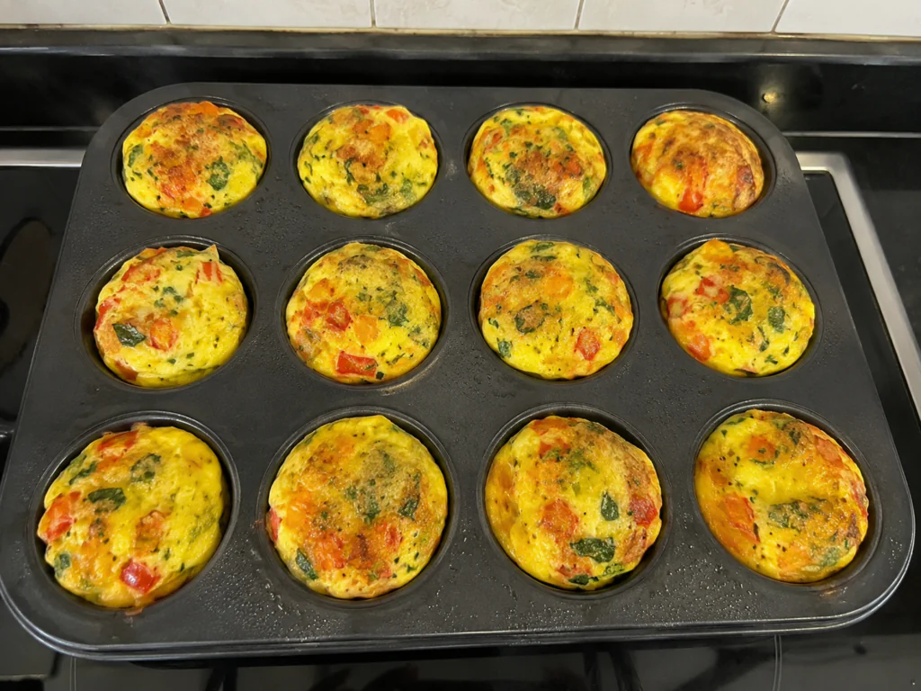Muffins de Omelete Low Carb: Lanche Proteico para Levar ao Trabalho