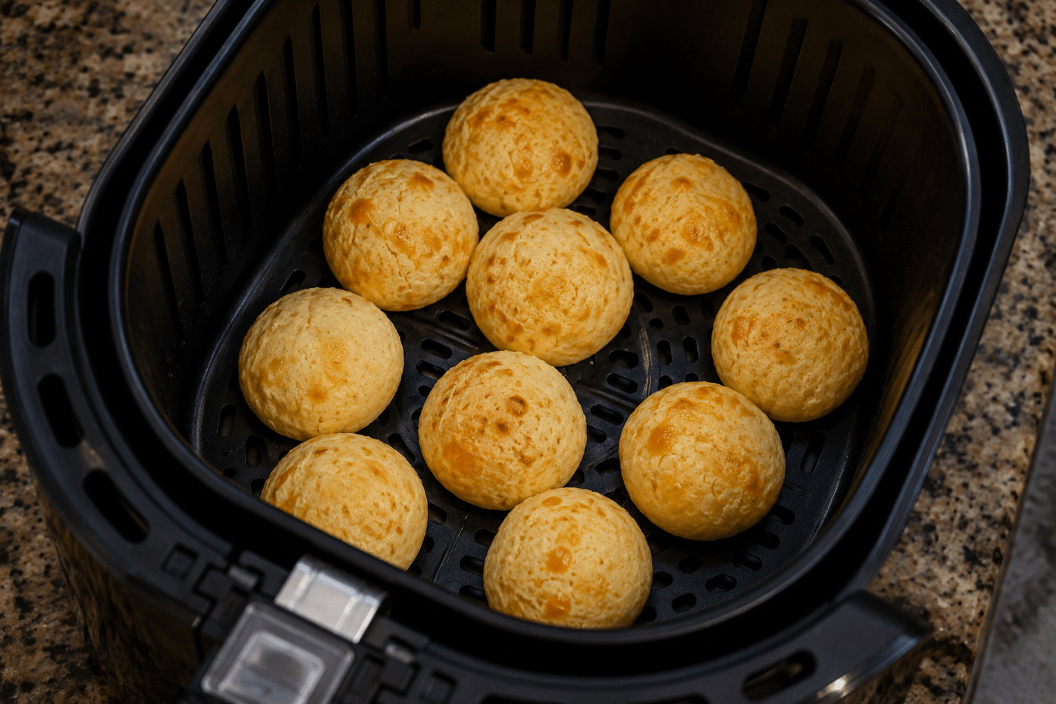 Pão de queijo de frigideira dourado e inflado saindo quente da airfryer
