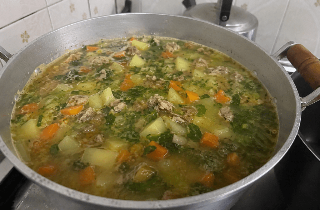 Sopa de Entulho Saudável: Receita Nutritiva Carne e Legumes