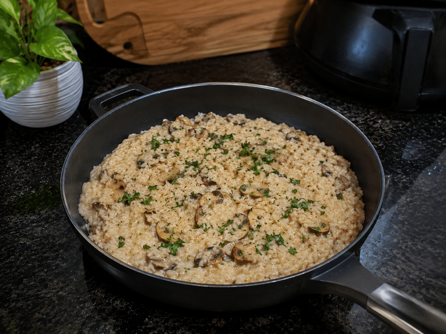 Arroz à piamontese cremoso com cogumelos e queijo derretido servido em uma travessa elegante