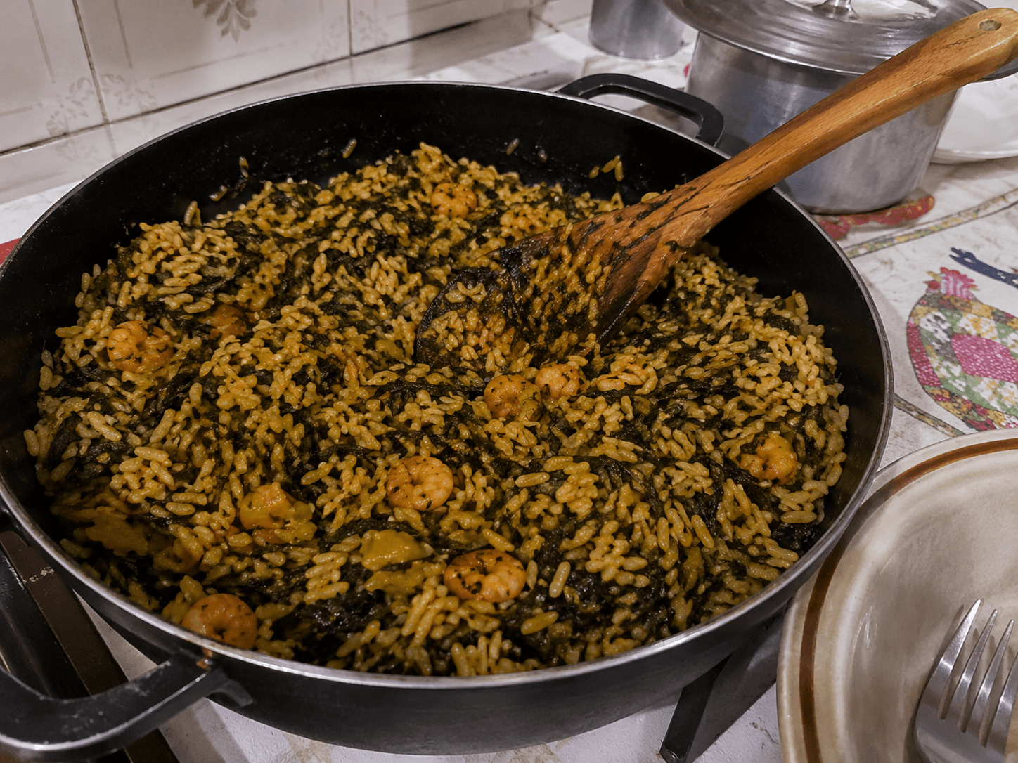 Arroz de cuxá maranhense tradicional servido em uma travessa de barro decorada com camarões secos