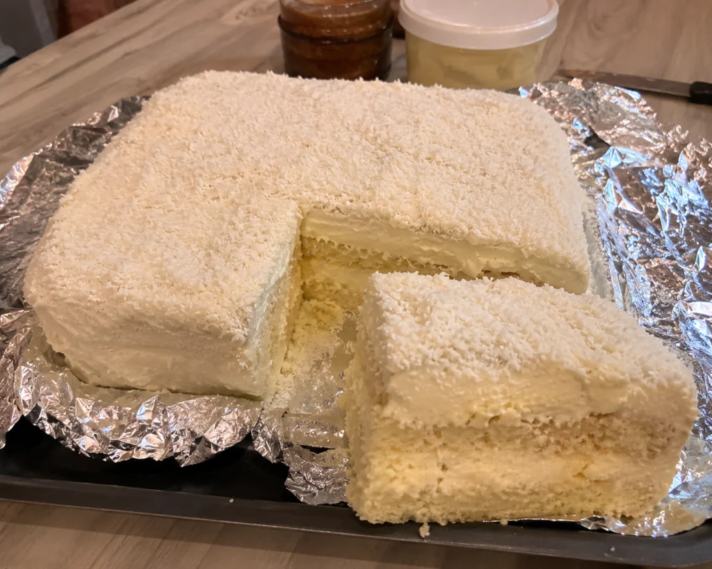 Bolo Gelado de Leite Ninho Molhadinho Embrulhado no Alumínio