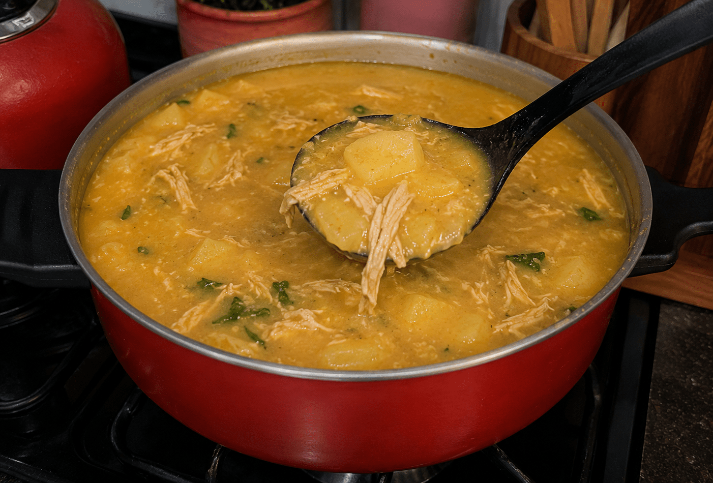Caldo de quenga cremoso com frango desfiado servido em uma tigela de barro com bacon e cheiro-verde por cima