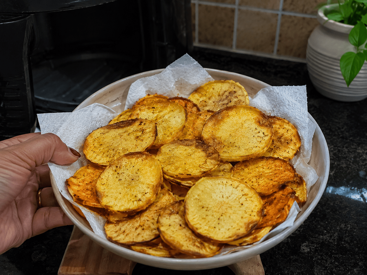 Chips de mandioquinha na airfryer dourados e crocantes dispostos em uma travessa para petisco saudável