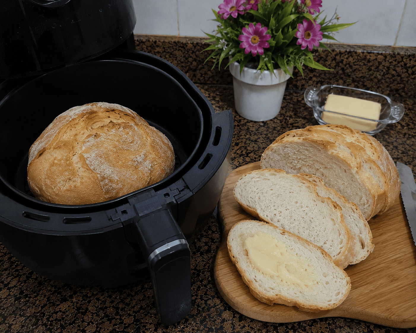 Pão caseiro redondo dourado e fofinho recém saído da fritadeira elétrica airfryer