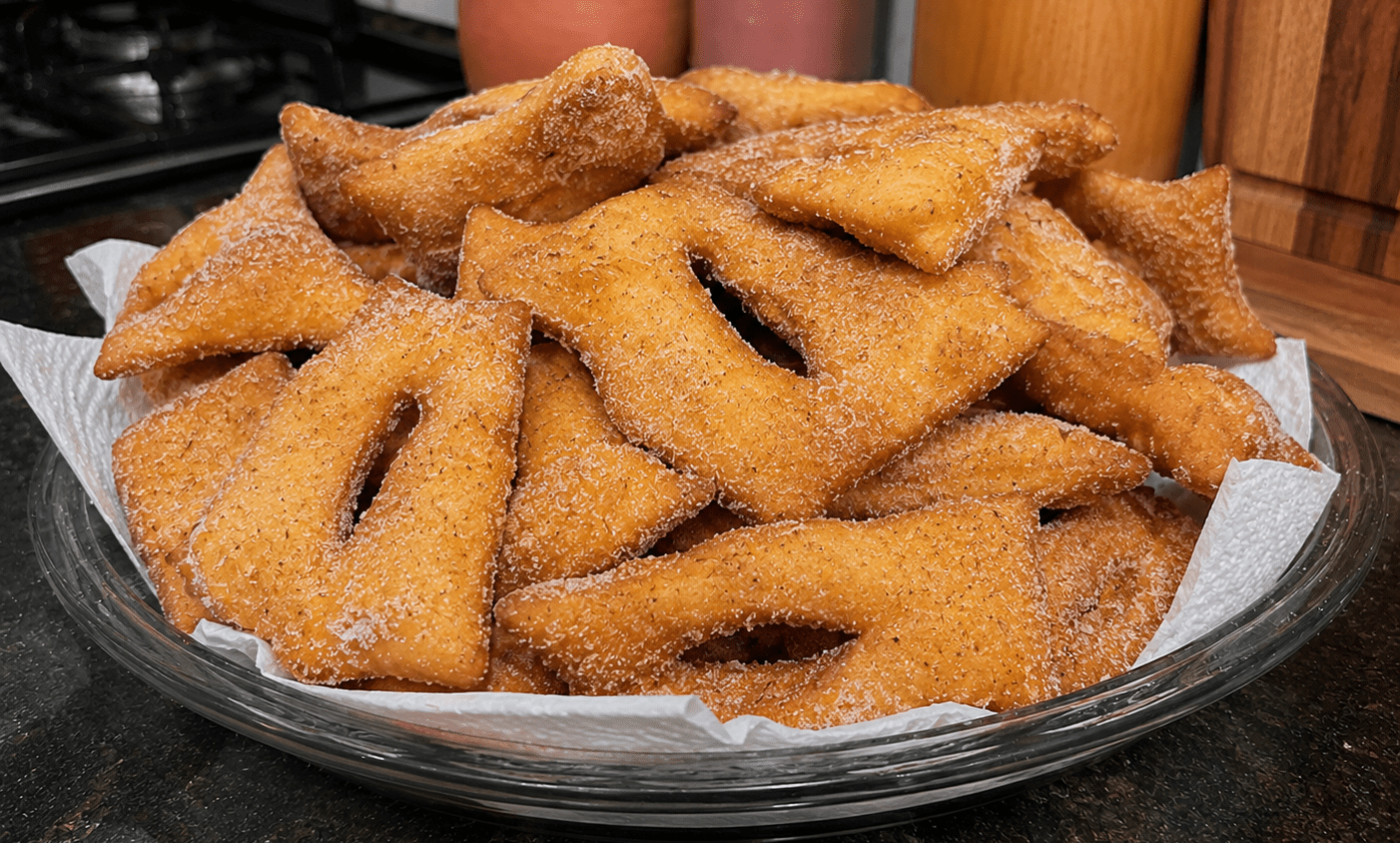 Cueca virada orelha de gato doce frita sequinha salpicada com bastante açúcar e canela em uma cesta
