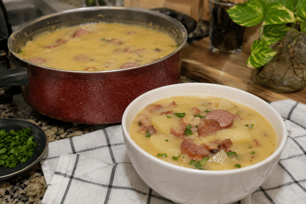 Caldo de Mandioca com Calabresa e Bacon Cremoso  Fácil