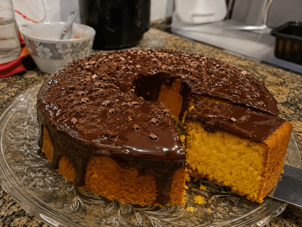 Bolo de Cenoura Fofinho com Calda de Chocolate Crocante