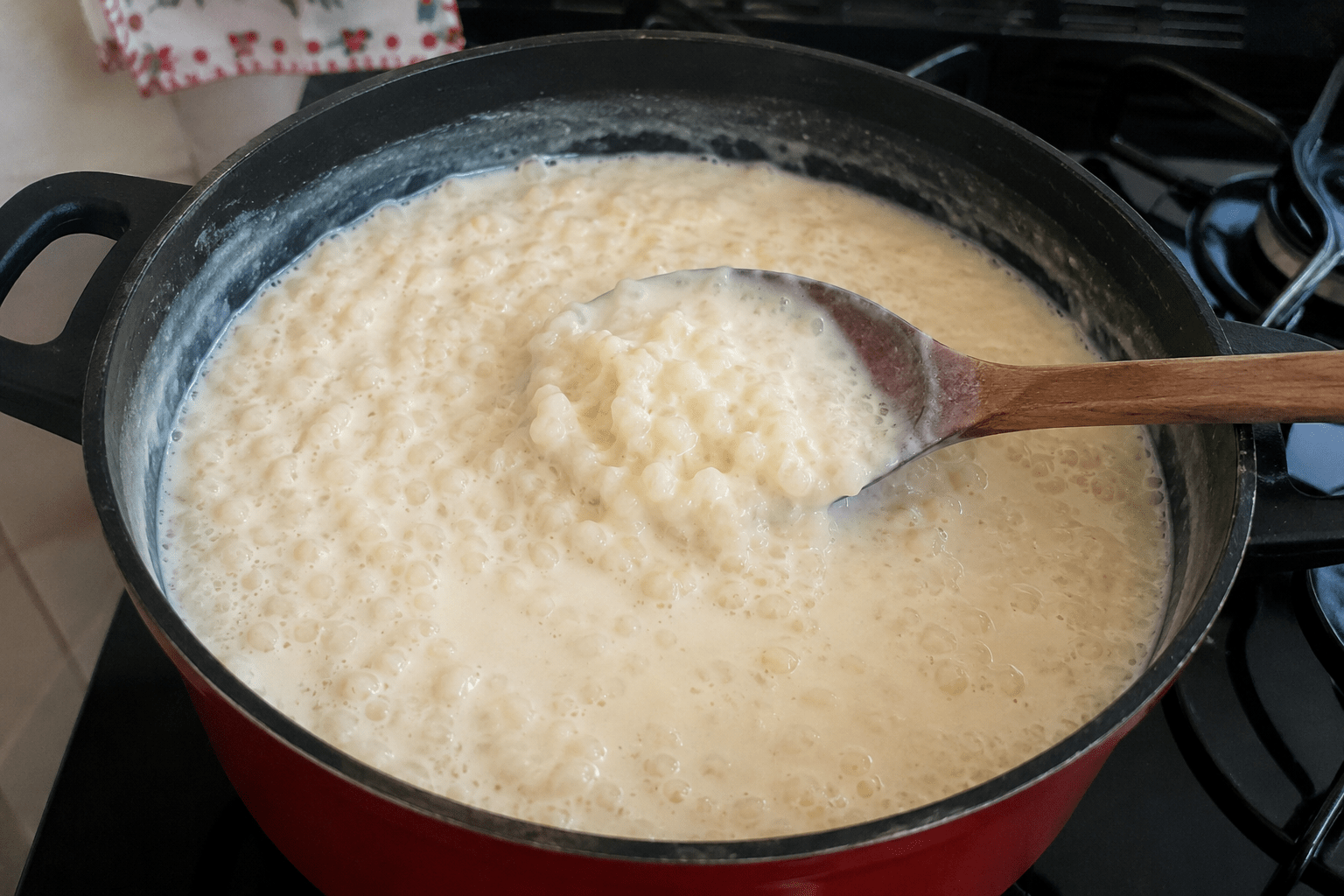 Canjica cremosa com leite condensado fácil servida em uma tigela com canela