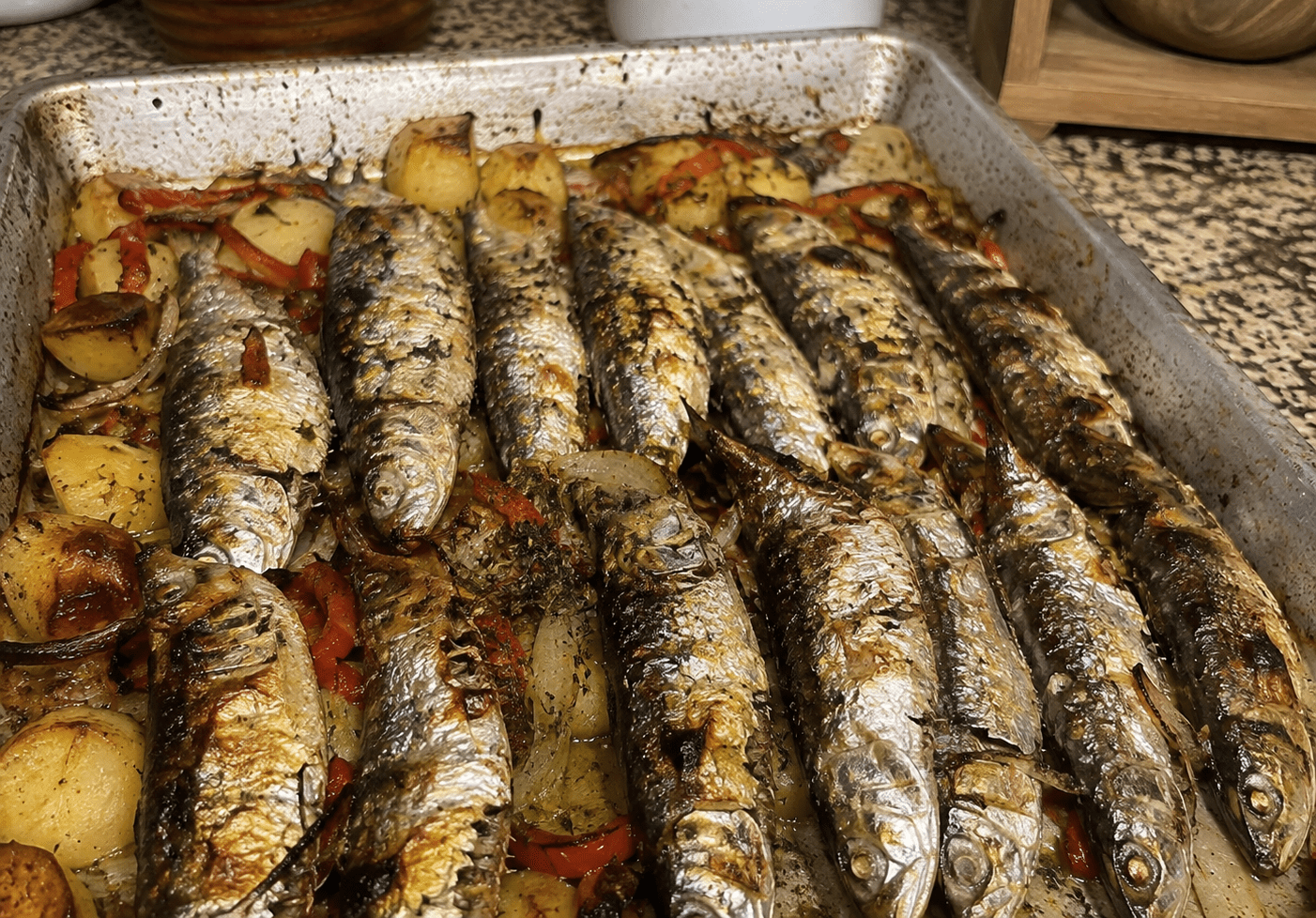 Sardinhas Assadas à Portuguesa servidas na grelha com pimentos e broa de milho